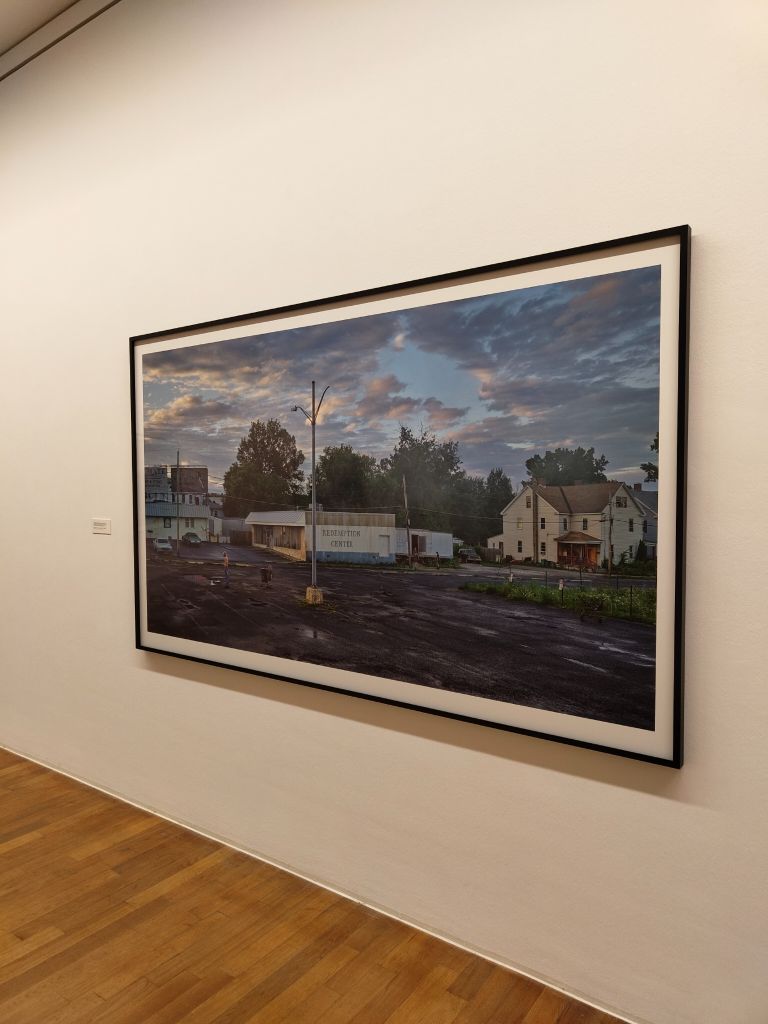 Vorstadtszene bei Dämmerung